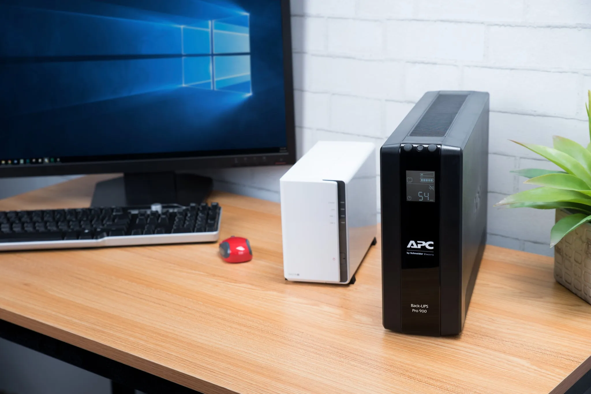 Apc Back-Ups Pro Br900mi - Ups - Ac 230 V - 540 Watt - 900 Va - Usb - Output Connectors: 6 - Black